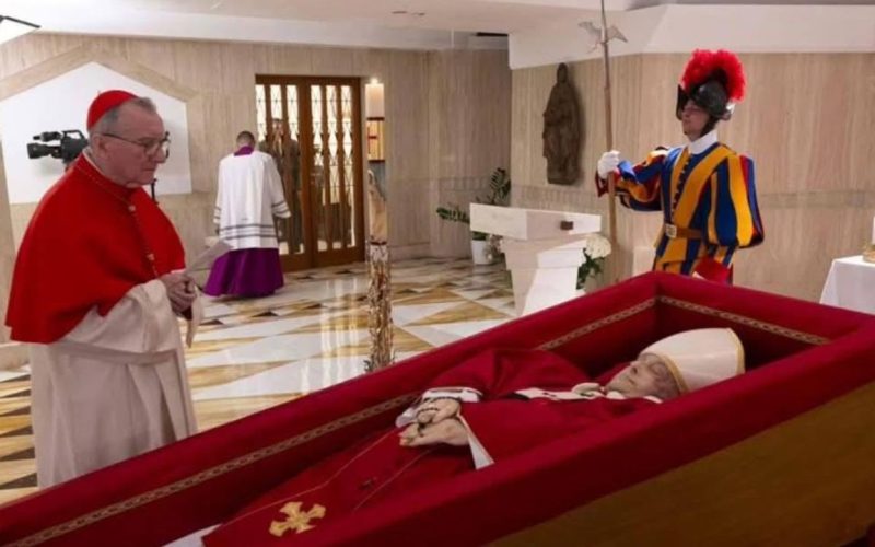 What are the items placed in Pope Francis coffin