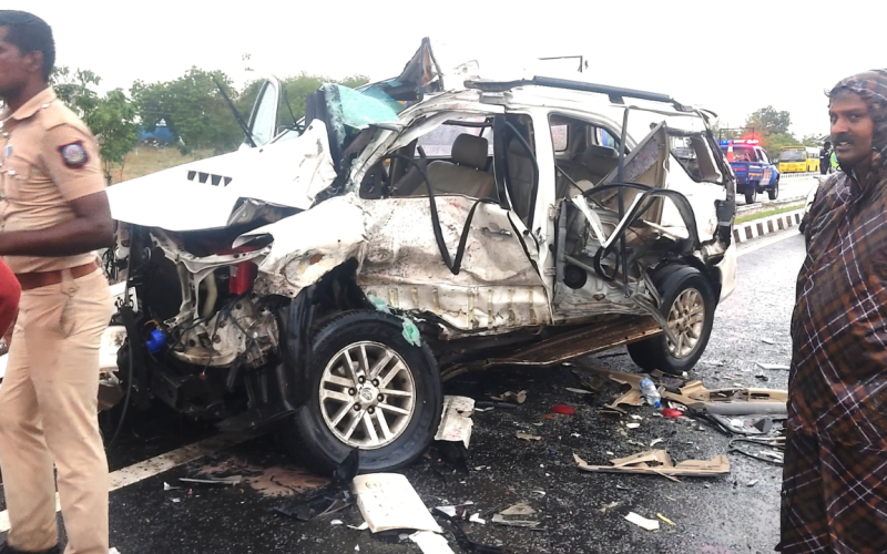 Car crashes into barricade near Kovilpatti