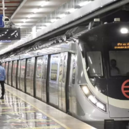 டெல்லியில் மெட்ரோ சேவைகள் நிறுத்தம்