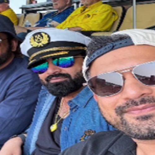 நண்பர்களுடன் எம்.எஸ்.தோனி