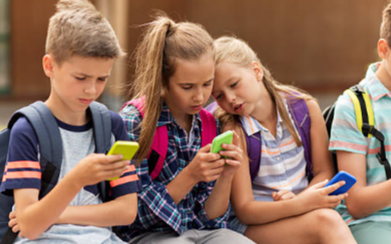 australia introduces bill to limit under 16s from using social media