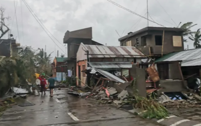 cyclone makes landfall in philippines