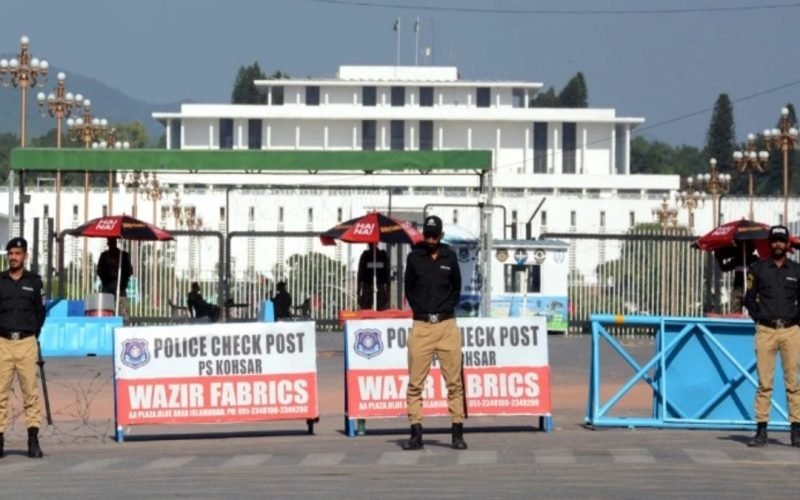 8 killed in suicide attack in pakistan